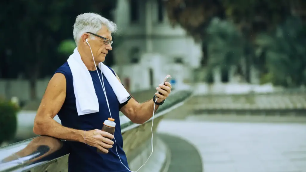 partiqlar - Elderly man exercising with smartphone