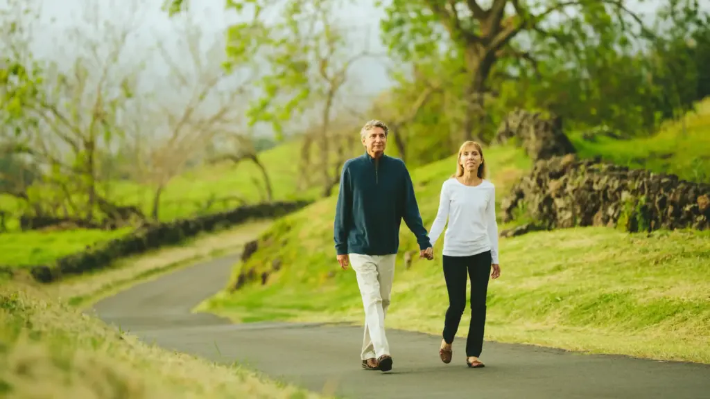 partiqlar - happy couple walking in the nature