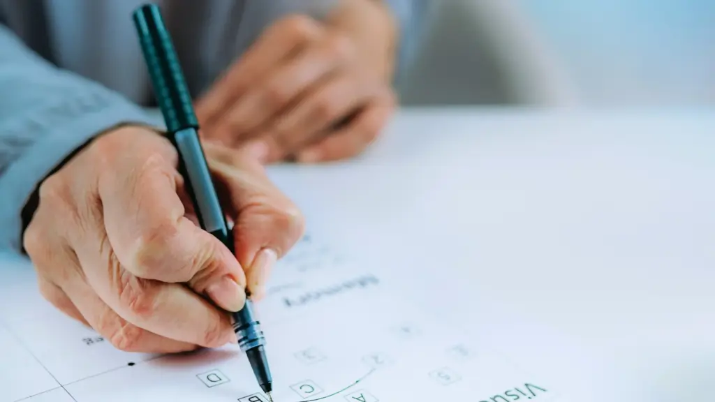 partiqlar - elderly woman solving a logical problem